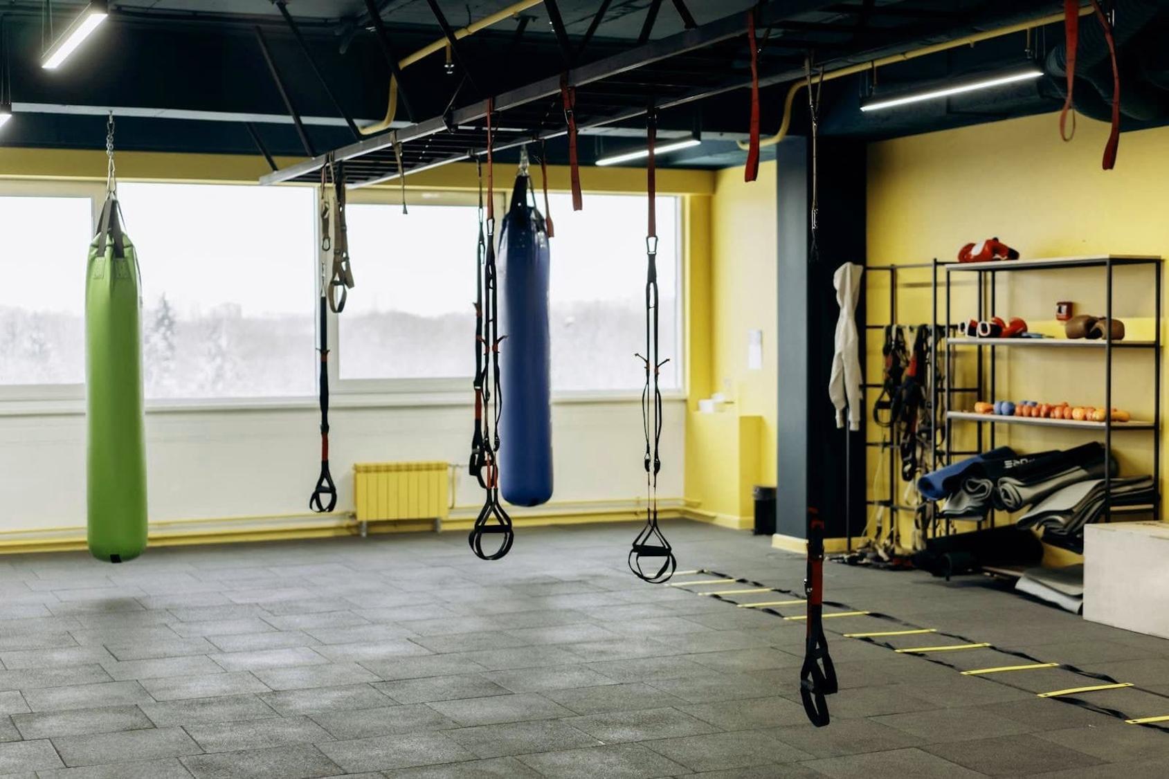 Sala de ginásio moderna com equipamento de cardio e musculação, vista panorâmica