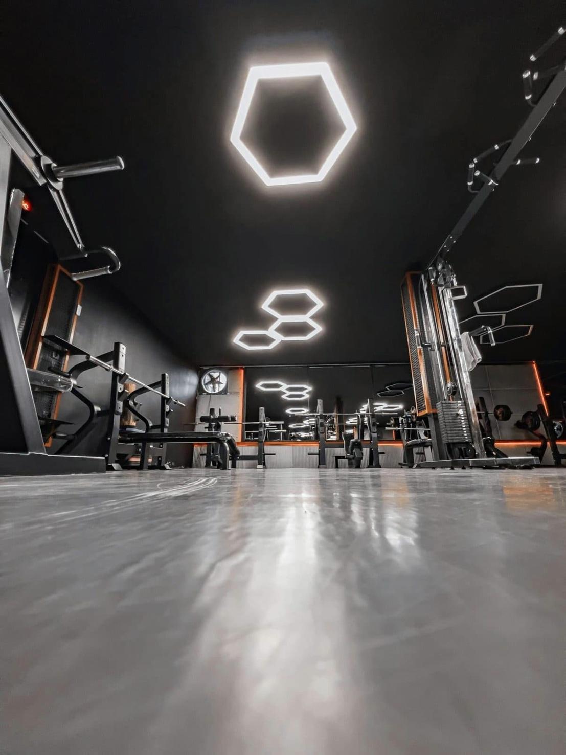 Sala de ginásio movimentada em Lisboa com várias máquinas e utilizadores em horário de ponta